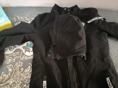Vesste avec capuche  Noire