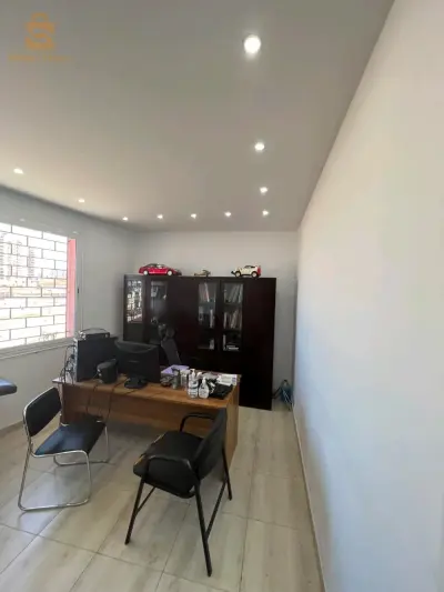 avendre un T2 a Oran plateau adda benaouda acte et livre de foncier pour cabinet médical ou bureau refait à neuf superficie de 55mtr 1er étage prix négociable plus d'informations contactez nous au 0776.66.49.71/0674.27.34.83