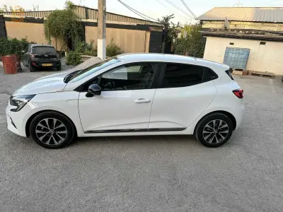 salemalikoum j'ai une Clio 5 équilibre 7000 km au compteur ils m'ont offert 440 millions 1.5 dCi 115 CH avec caméra de recul