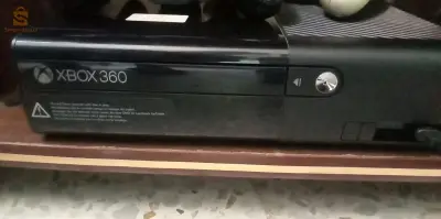 Xbox neuve avec tous les accessoires et deux mains usagées