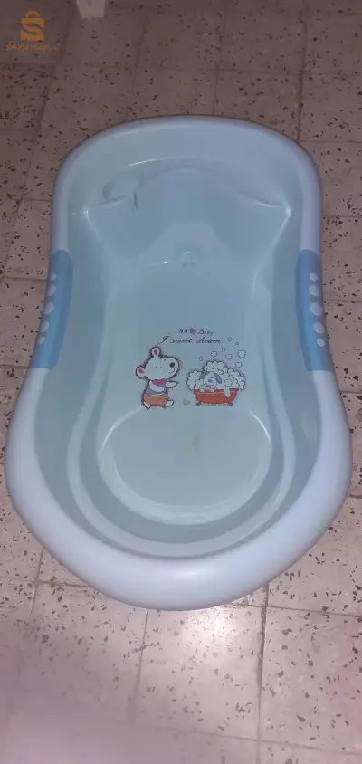 حمام بيبي جديد  +  مشاية الأطفال في حالة جيدة