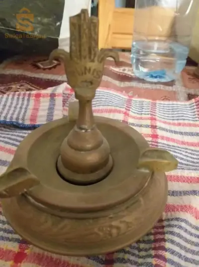 un cendrier en cuivre tres anciens