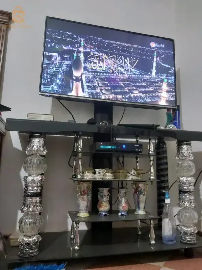 طاولة زجاجية حاملة للتلفاز  مستعملة