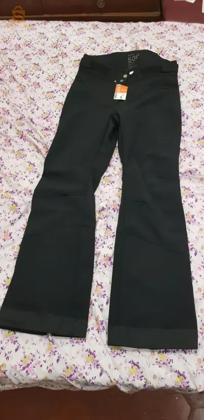 je vends des pantalons randonnées imperméable Decathlon France original pour femmes la taille disponible sauf 37 et 40
