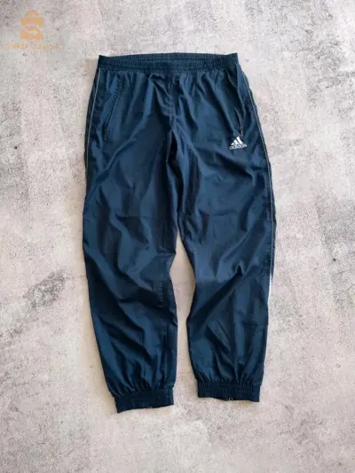Pantalon de survetment adidas homme ( la brocante ) 1800da✅
Etat 10/10
Bien finis 
Taille L
Livraison 58 wilaya                  التوصيل 58 ولاية