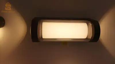 مصباح حائطي