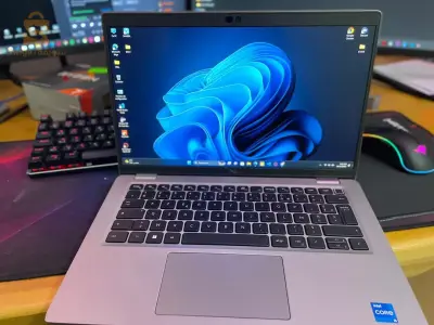 laptop Dell Latitude 5430 كمبيوتر محمول 🥇💻
▪️14 pouce fullhd🖥
▪️processor: i5.   💯
▪️generation: 12 💥
▪️Ram : 16 👌
▪️Stockage : 512 ssd ⚡️
▪️Battery: +3 heures 🔋
▪️Clavier lumineux ⌨️
▪️Face ID feature 'خاصية التعرف على الوجه'🧔
▪️Fingerprint feature'خاصية البصمة' 👇
▪️فييه حكة صغيرة كماراها تبان في الصورة مديرونجيش خلاص