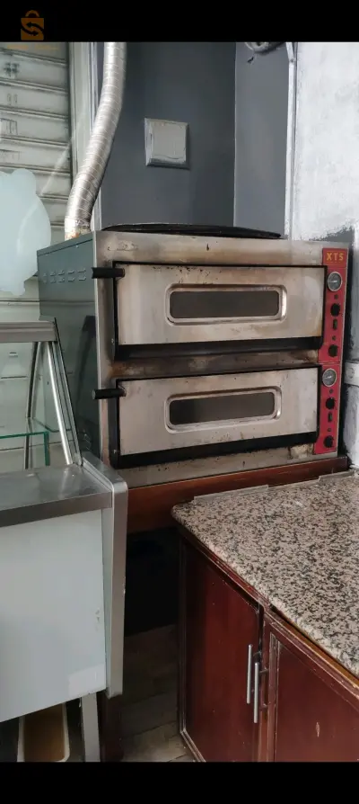 four pizza marque italienne XTS 4×2 avec sa table