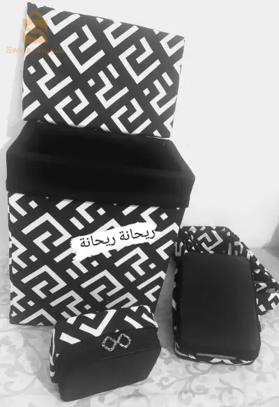 منظمات مع سلة من الخشب