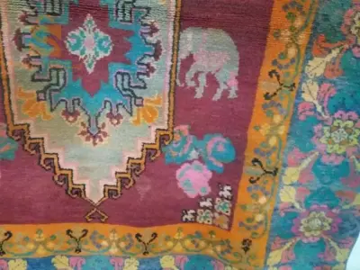 un tapis très anciens  en pure laine