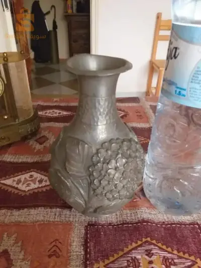 vase en  étain  signé  l bessa