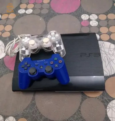 PS3 super slim meflashi fih pro24 avec 2 mannete wahda sans fil wahda belkheit