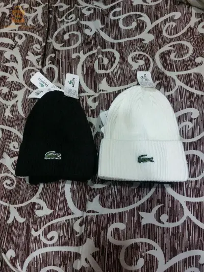 bonnet lacoste disponible en noire et blanc