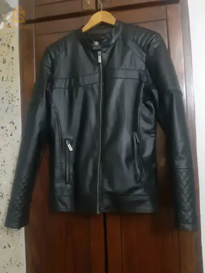 slm je vends une veste d'origine cuire taille s jamais tlbst