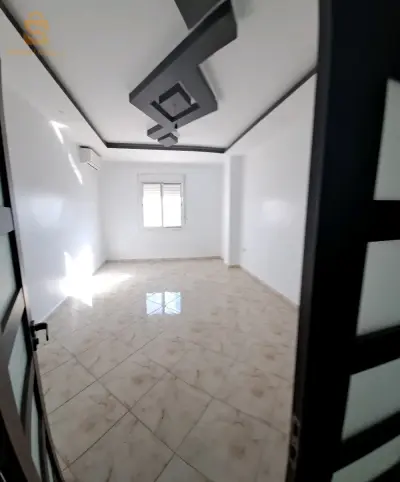 شقة ف3 للكراء الطابق الثاني في إقامة في طريق وهران  chauffage central,  climatisation chaque chambre,  cuisine équipée...avec une cour