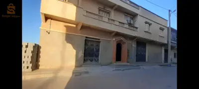 villa sur artère commerciale