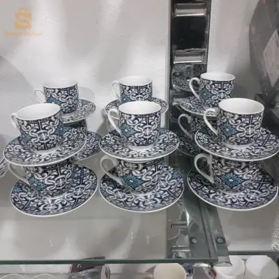غرفية وفنجان مع الصحون الحاملة