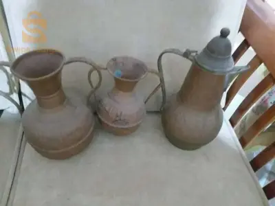 deux vases en cuivre et une cafetière  en cuivre