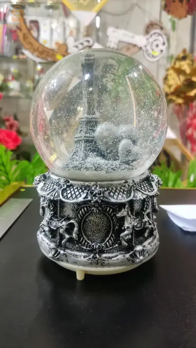 كرة الثلج tour Eiffel