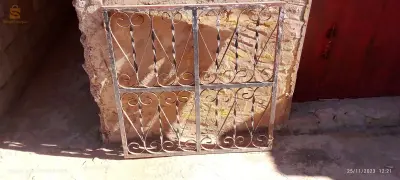 نافذة حديدية