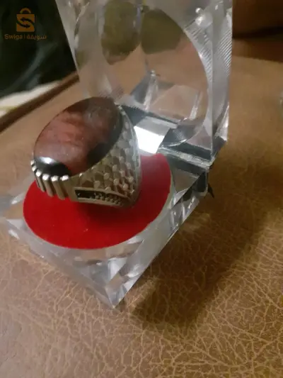 خاتم فضة متوج بحجر عقيق