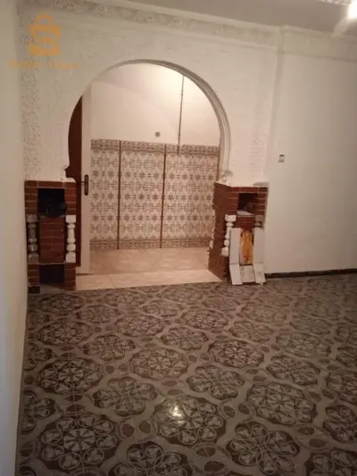 شقة للبيع F4 في الطابق اللول بواجهتين ...حي الصومام..فوق الطبيب عمراني