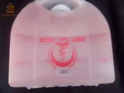Boite pharmacie plein en plastique.
