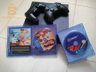 Play 4
-Non flasher 
-2 Manette (1 originale/1 normal) 
-3 CD d'origine (GTA5/FiFA 2019/FiFA 2020)
-500gb
-Version 11
Alger bab loued