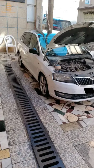 سيارة ماشاء الله مقية صبيغة مافيهاش اكسيدو مافيهاش فيها شويا تخباش و شويا ضرابي افروا و شقة فالطوا موتور ماشي مفتوح ماينقصش قطرة وحدة من فيدونج للفيدونج