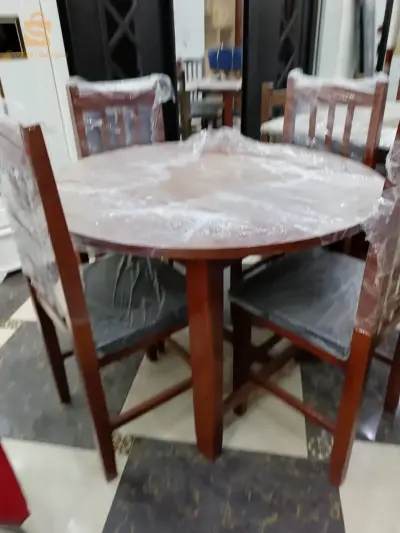des tables avec des chaises