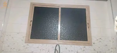 عامل نجارة لالمنيوم ومواد بلستيكي