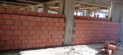 عامل سيراميك وبلاط