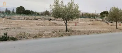 Un terrain à b  façades, devant sur une route goudronnée et une route secondaire à l'arrière, d'une superficie de 144 mètres carrés et contenant de l'électricité, du gaz et de l'eau.