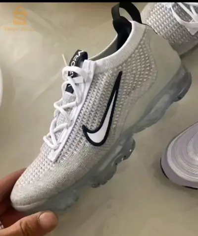 حذاء رياضي