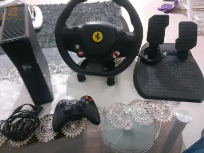 X Box 360 slim flaché et glitchi + simulateur rallyes ferrari d'origine x box 360
