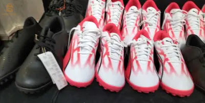 Des souliers de sport à vendre 20 pièces
avec un prix imbattable et du magnésium citrate reste 6boites