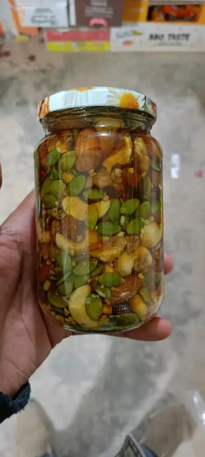 عسل بالمكسرات وحبوب اللقاح