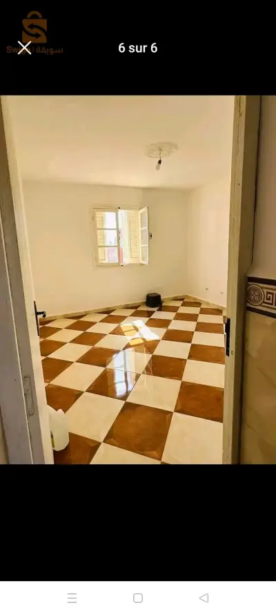 شقة من ثلاث غرف في عين النعجة القديمة حي جديد و ٱمن قريب من الطريق السريع و بئر خادم الدار مخدومة مليح و بجميع الوثائق