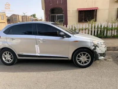 فيها جمب شوفار علا برا   زجاج تاعها دريجين   سيارة خاصتها مموار 
موتار مزال روداج. الفار تاع زوالي يخدم علا روحو