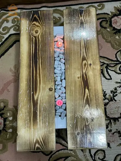 table basse en bois rouge en métal avec des pierres de marbre et de bougies