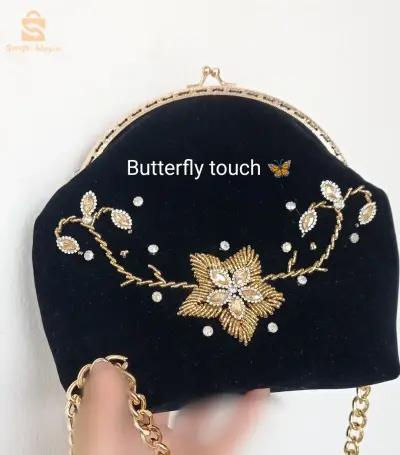 sac en velour perlé