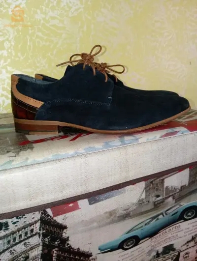 chaussure en daim bleu nuit avec du cuire marron pointure 41