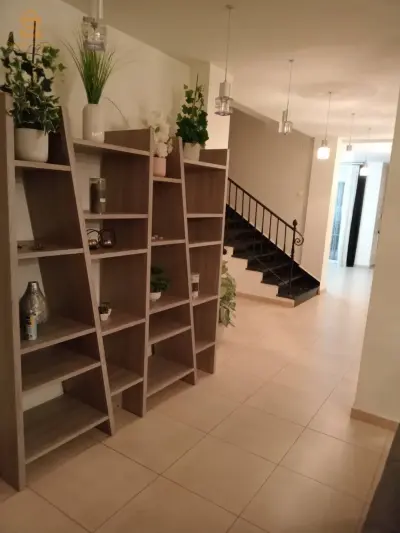 Particulier met en vente une villa r+3 située à hraoua ,superficie 250M² bâtis sur 200M²,a l'entrée de hraoua avec:
#Bache a eau
#grande et magnifique picine 
#11 chambres
#2 cuisines top
#2 salle de bain +7amam
#grande Terrasse 
#endroit calme et sécurisée impasse vidéophone 
Convient pour habitation ou société