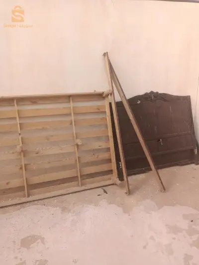 un lit deux places avec un soumis