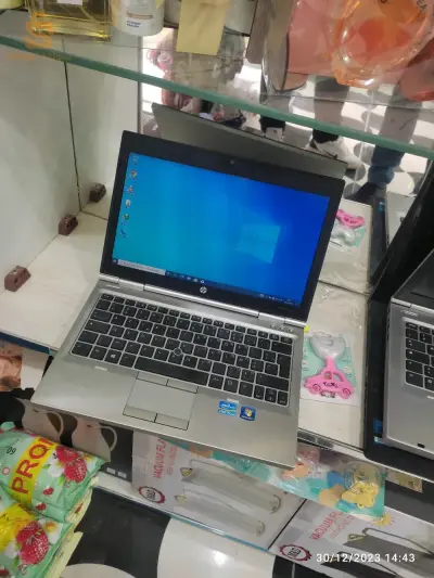 حاسوب hp   processeur  i5  مع شاحن ...  بطارية جيدة