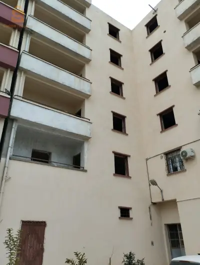 en semi-fini, situé en 1er étage dans une cité calme et propre
