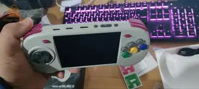 استمتع بتجربة الألعاب المحمولة بلا حدود مع ANBERNIC RG ARC-D! 🎮✨جديد تماما مع التوصيل لجميع الولايات