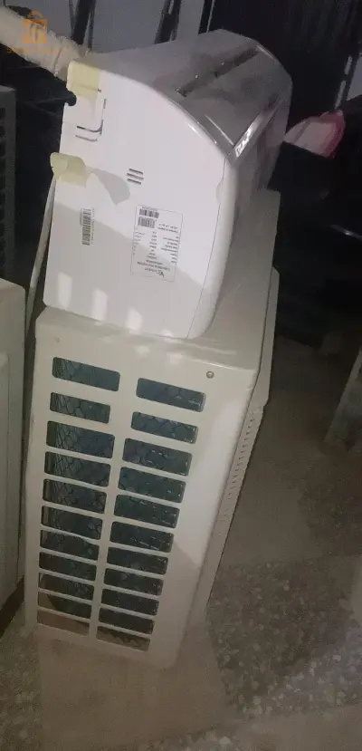 يوجد 9 مكيفات في حالة جيدة