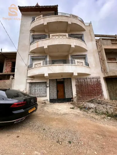 tres belle villa.a tenes < chlef> r+2+jardin +terasse +garage