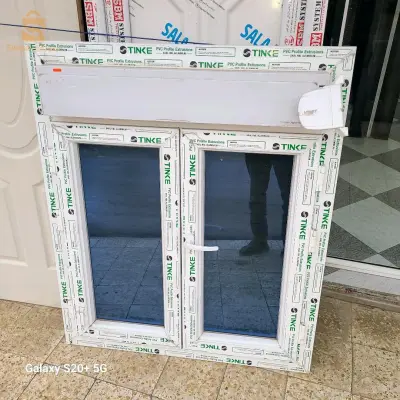 fenêtre en pvc avec rideaux
